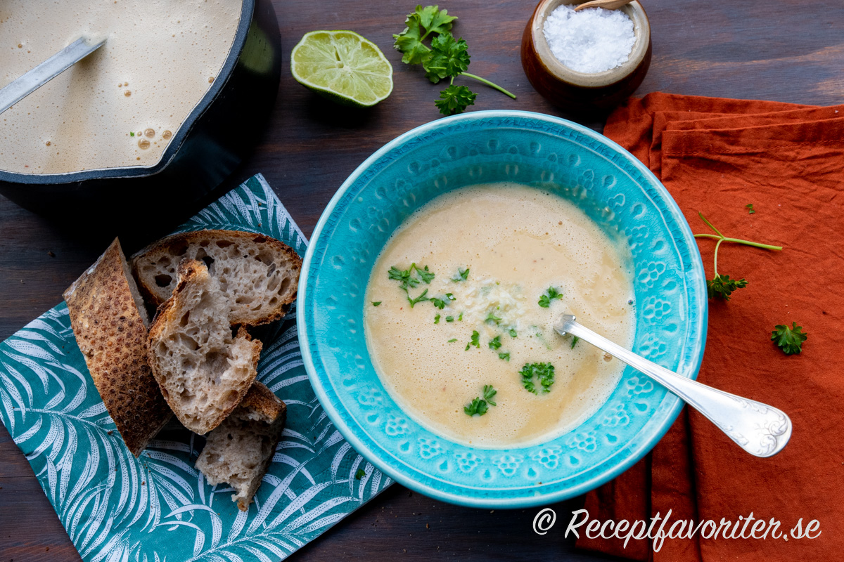 En mixad slät soppa med grund av röda linser, kokosmjölk, röd currypasta, lime och lök samt vitlök. 
