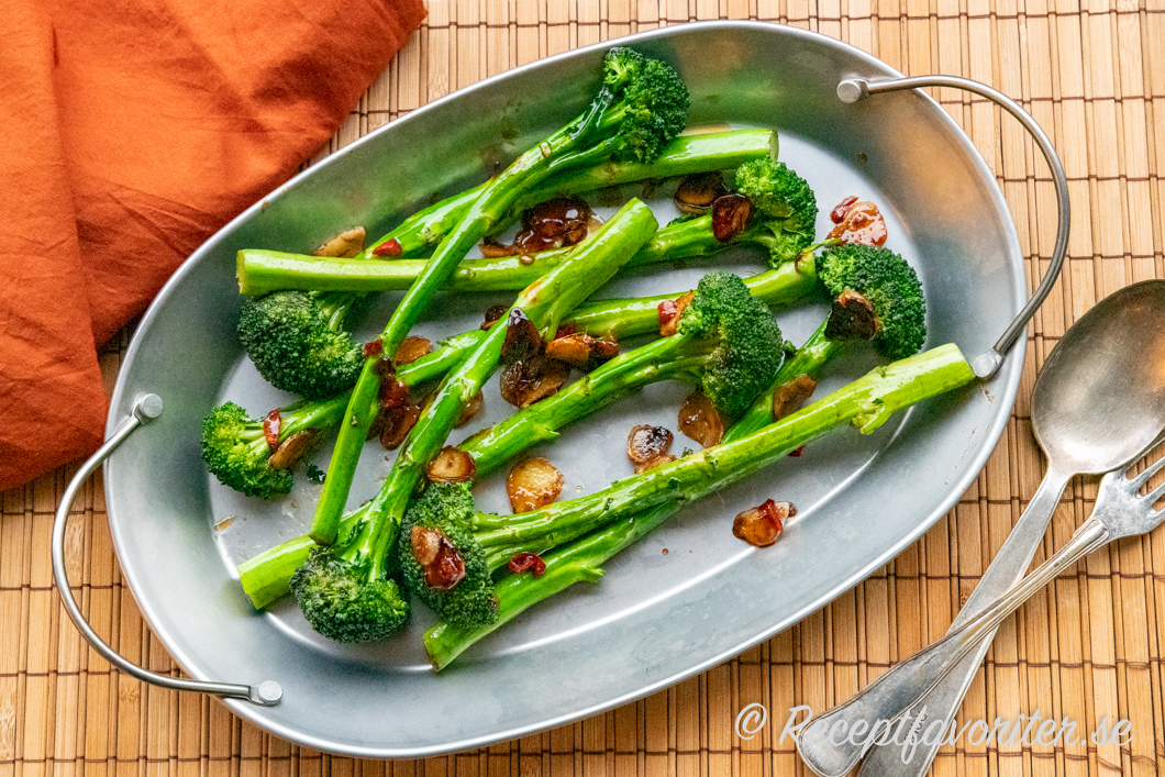 Sparrisbroccolin får god smak av stekt vitlök, ljus japansk soja, ostronsås, chili, sesamolja och ingefära. 