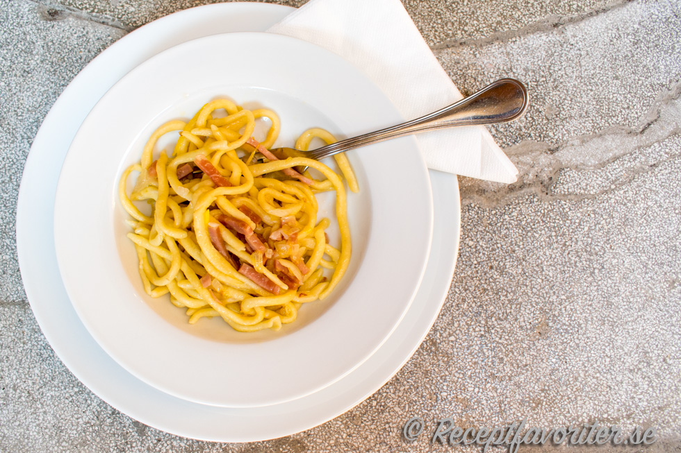 Strozzapreti - strypa prästen - pasta är bland den enklaste pastan att forma själv - bara att tvinna strimlor av pasta till en slags skruvar. 