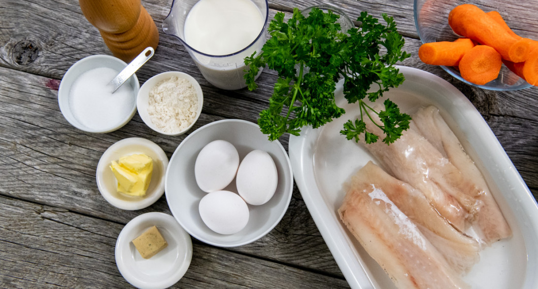 Ingredienser till äggsåsen: salt, vitpeppar, smör, vetemjöl, fiskbuljong, mjölk och kruspersilja. Vidare är fisk som Alaska pollok, torsk, sej eller kolja gott att servera med såsen. 