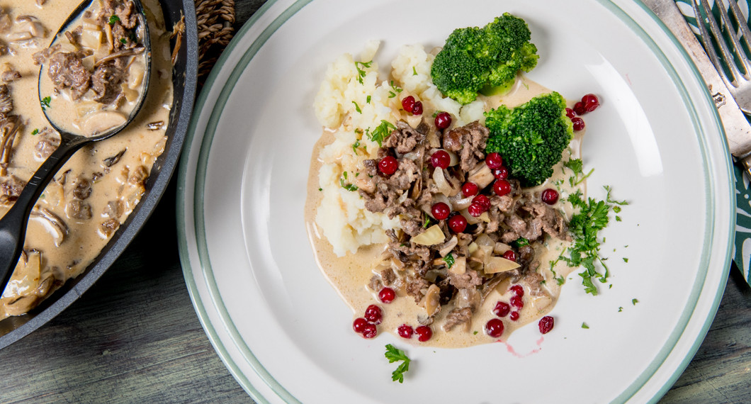 Servera med älgskaven med valfria tillbehör ex. potatis, lingon och broccoli. 