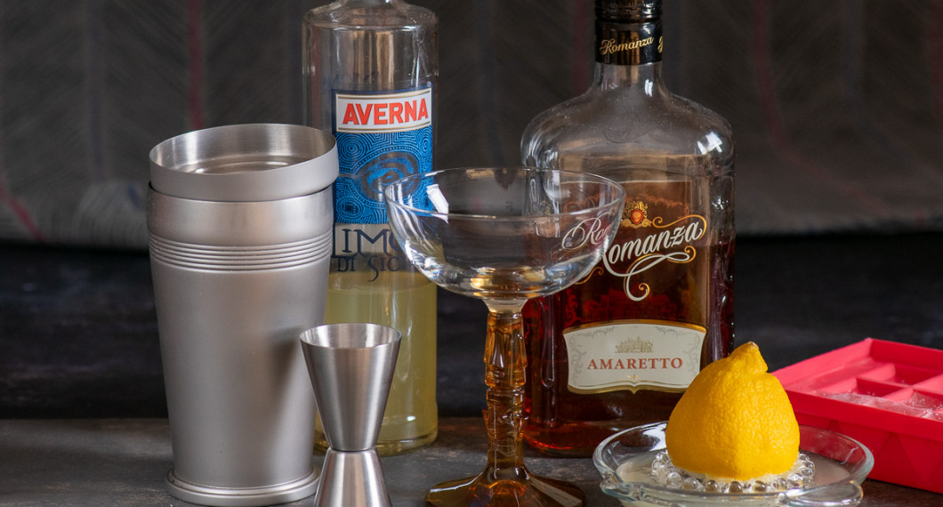 Till drinken behöver du en shaker, måttglas, limoncello citronlikör, drinkglas, amaretto samt citron och is. 