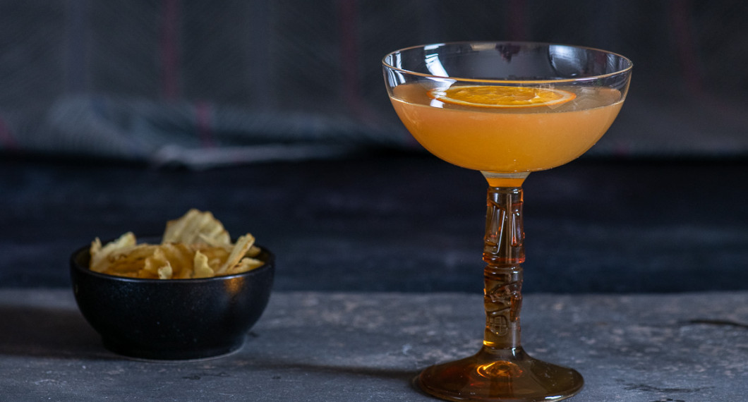 Skaka i shaker och häll upp i ett drinkglas förslagsvis en champagnekupa samt garnera med en skiva apelsin eller citron. 