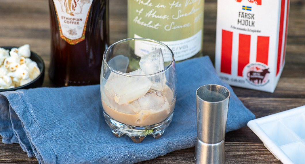 Lägg is i glaset och mät upp Amarula och vodka. 