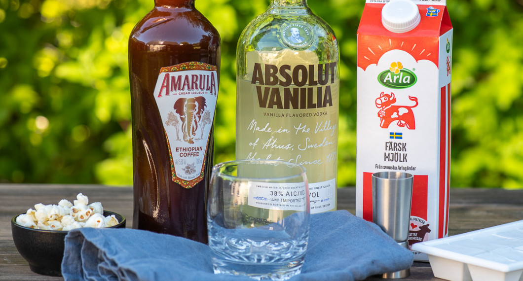 Till drinken behöver du Amarula, vaniljvodka, mjölk 3% samt is. 
