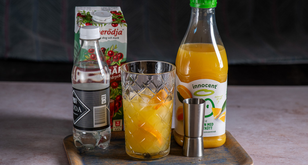 Mät upp pressad citron, sockerlag och apelsinjuice i ett highballglas med apelsinskivor och is. Rör om.