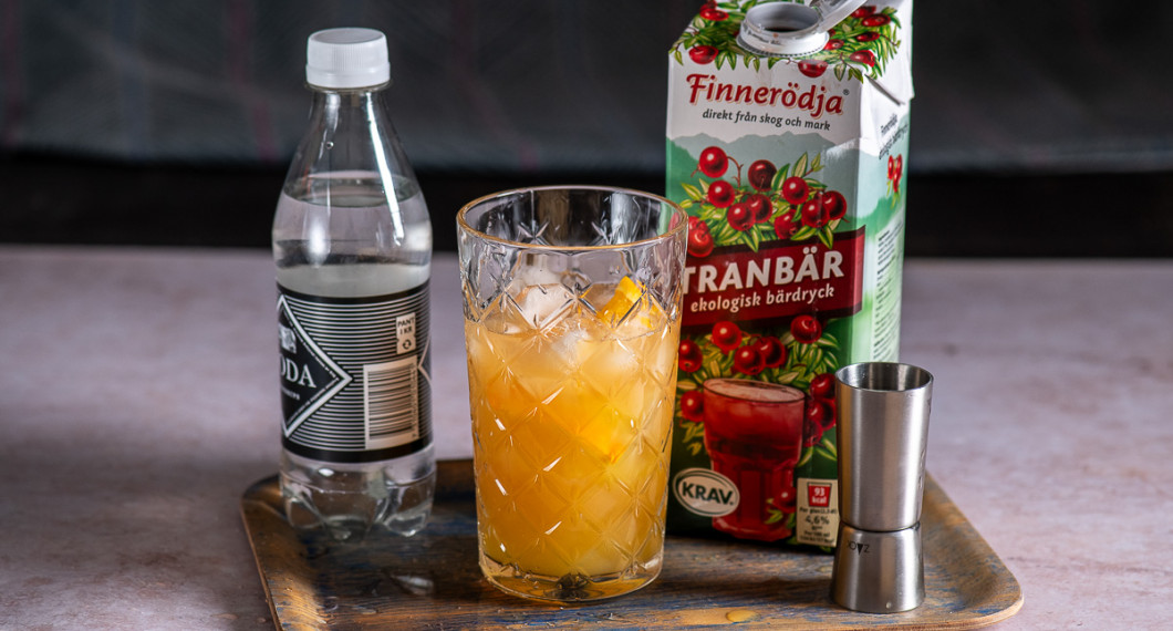 Tillsätt tranbärsjuice och toppa upp med lite sodavatten. 