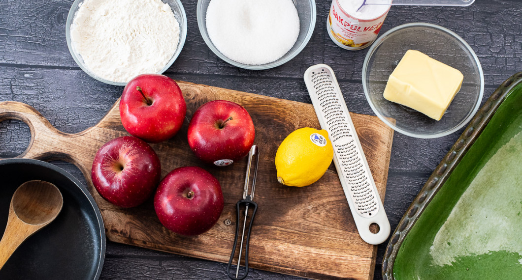 Ingredienser till pajen - äpplen, vetemjöl, citron, bakpulver, socker och smör. 