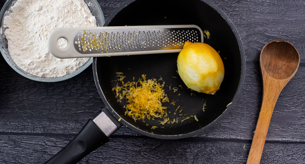 Riv skalet från citronen fint och lägg i en kastrull. 