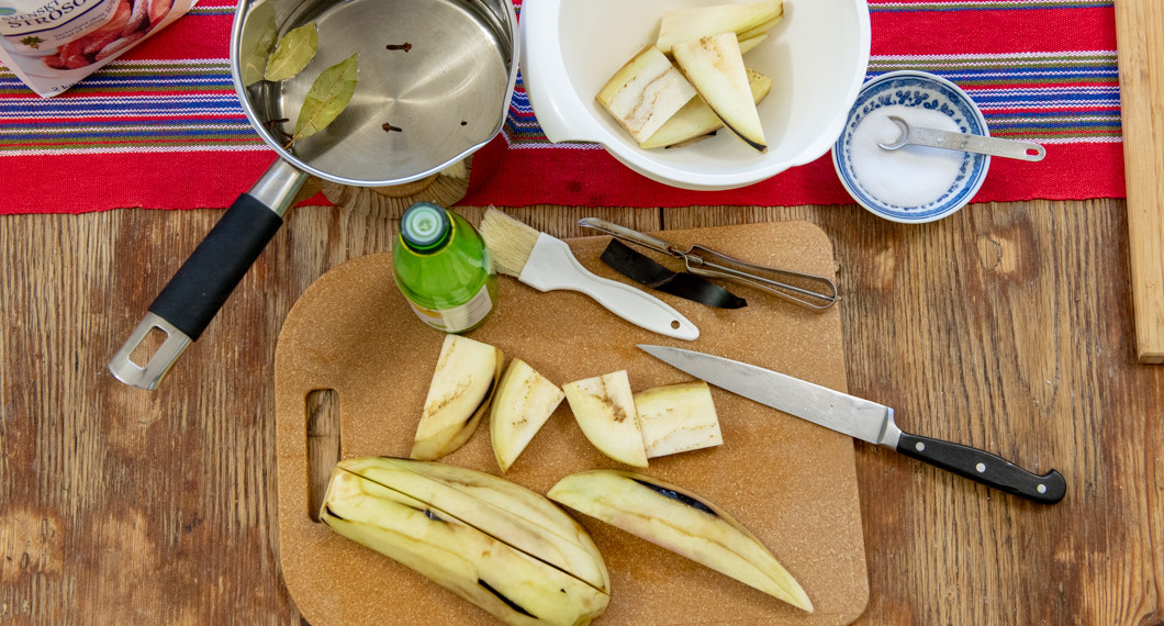 Ingredienser till inlagd aubergine