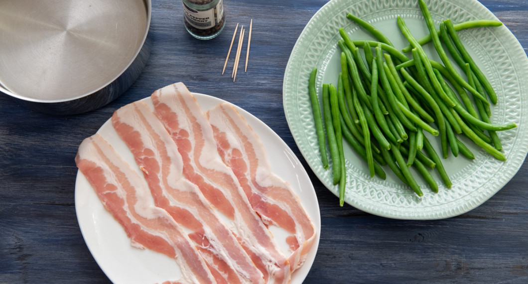 Du behöver skivat bacon och haricots verts, salt, svartpeppar samt tandpetare. 