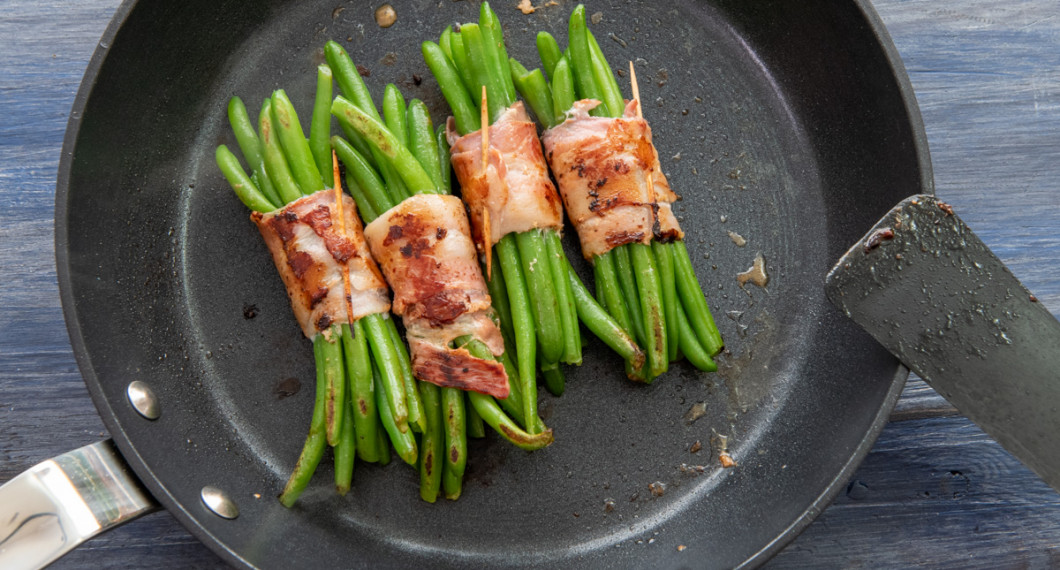 Förbered baconlindade haricots verts. 