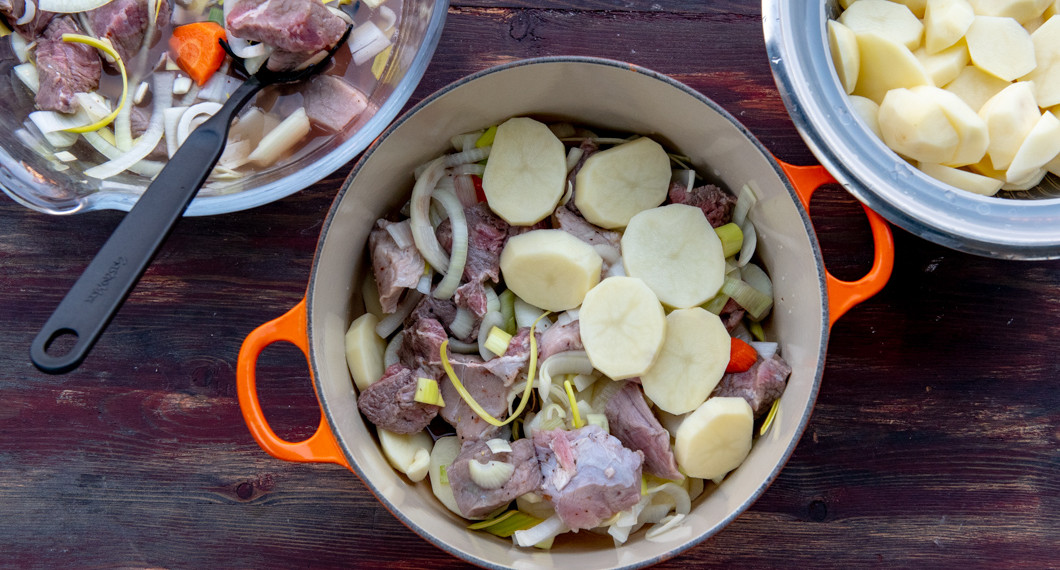 Köttet varvas med potatis i grytan