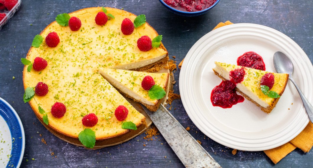 Syrliga bär som hallon, jordgubbar eller vinbär; blåbär, passionsfrukt eller liknande passar utmärkt med cheesecaken. 