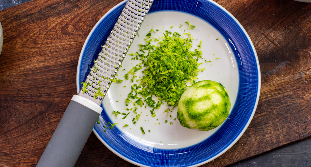 Skölj lime noga och riv skalet fint. 