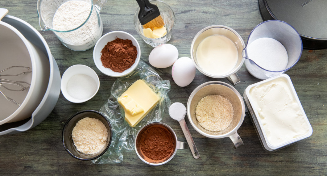 Till chokladcheesecaken behöver du mandelmjöl, vetemjöl, socker, kakao, smör, ägg, vaniljsocker, grädde och cream cheese samt salt. 