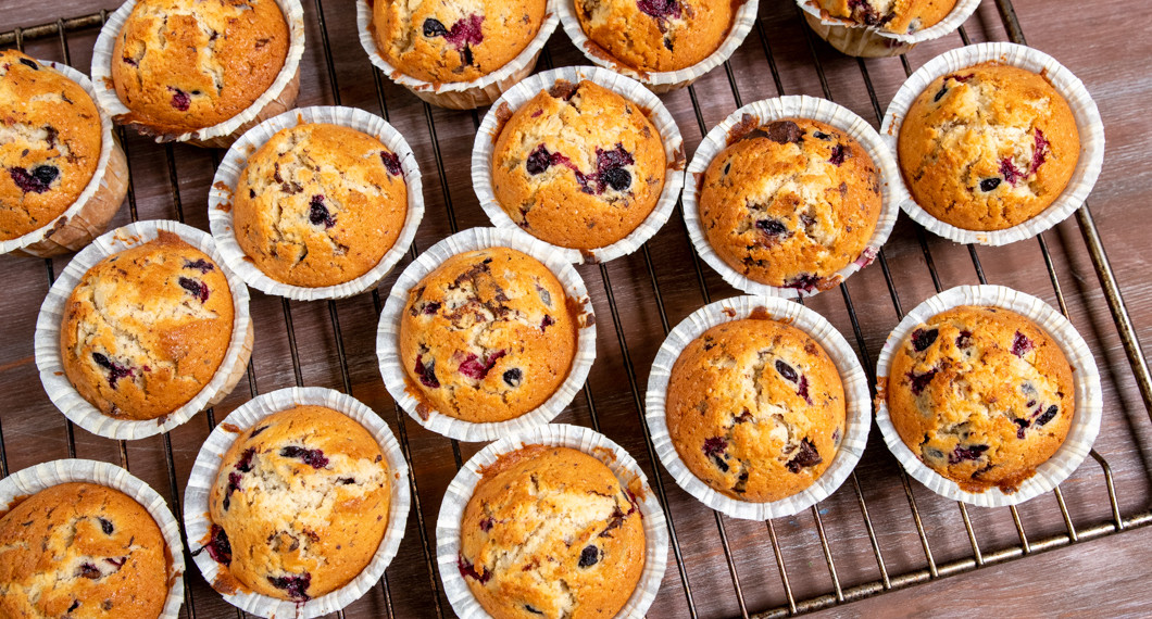 16 nybakade bärmuffins på galler