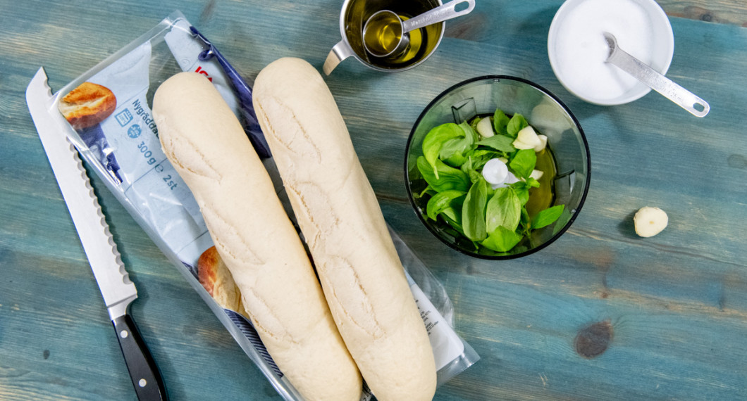 Du kan använda bake-off baguette, baka egen baguette eller köpa färdig baguette eller annat ljust bröd. 