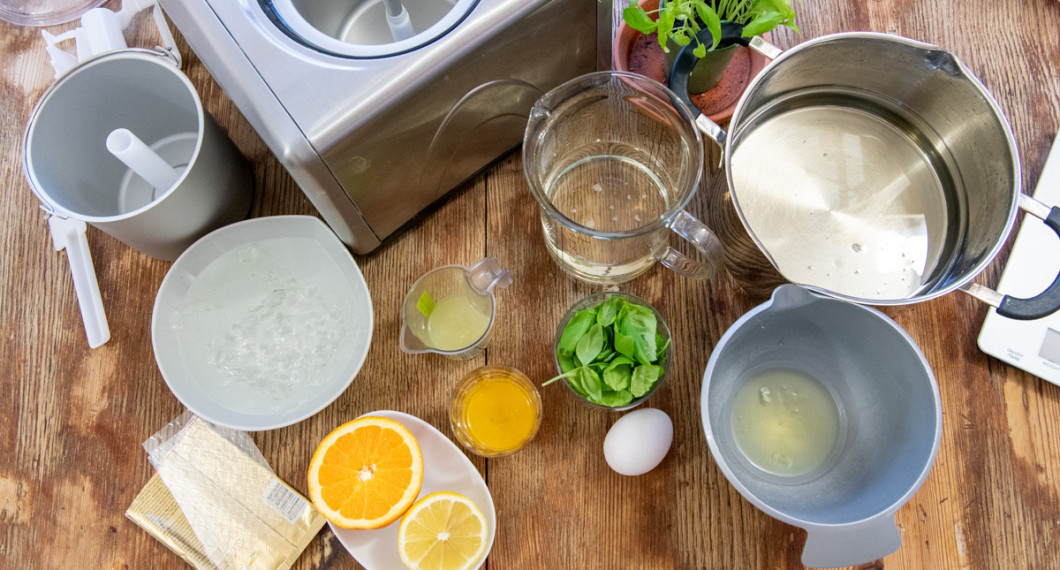 Ingredienser till basilikasorbeten: apelsin, citron, lime, gelatinblad, äggvita, sockerlag, vatten och färsk basilika. 