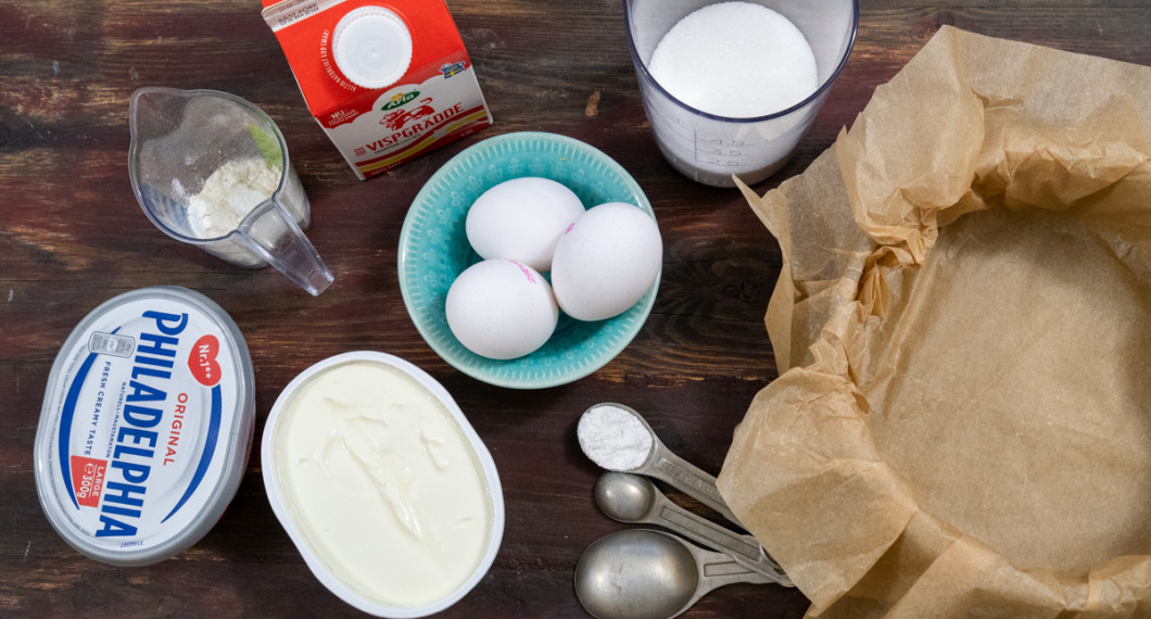 Ingredienser till Baskisk ostkaka: cream cheese naturell färskost, vetemjöl, vaniljsocker, grädde, ägg och strösocker. 