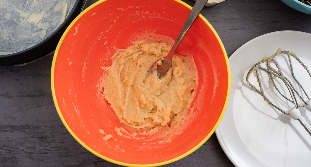 Vispa eller rör ihop smulad mandelmassa, äggvita och socker till en smet utan klumpar. 
