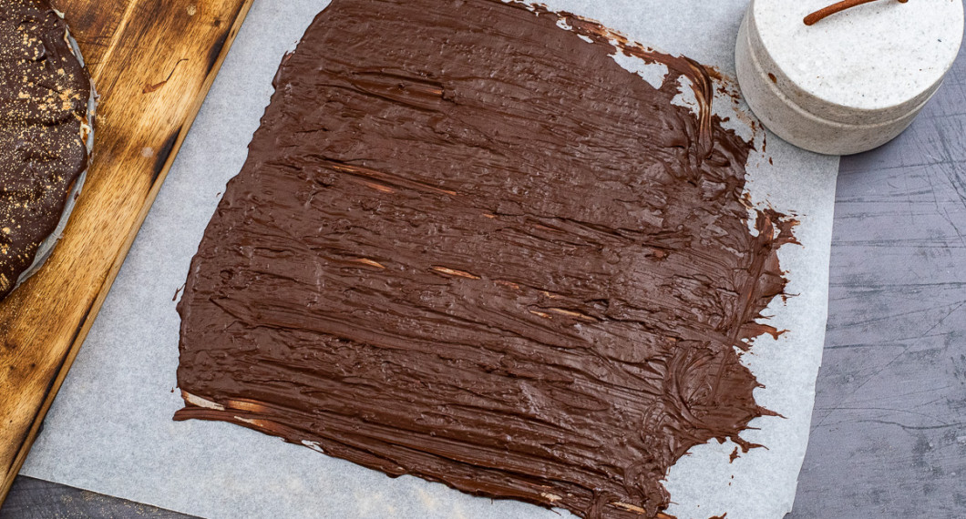 Bred ut resten av chokladen tunt på ett bakplåtspapper. 