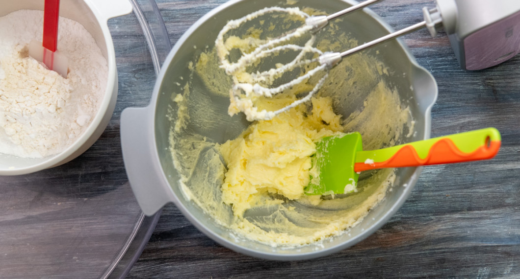 Vispa smöret med socker fluffigt ca 3 minuter. 