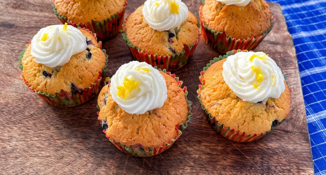 Blåbärsmuffinsen toppade med frosting och rivet citronskal. 