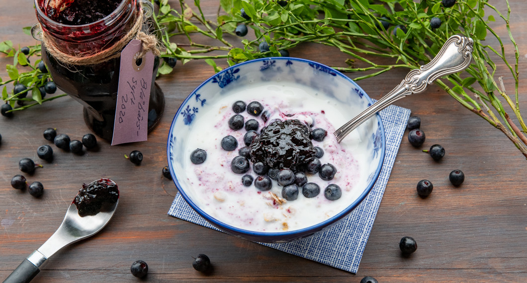 Blåbärssylten serverad till frukost med müsli och filmjölk