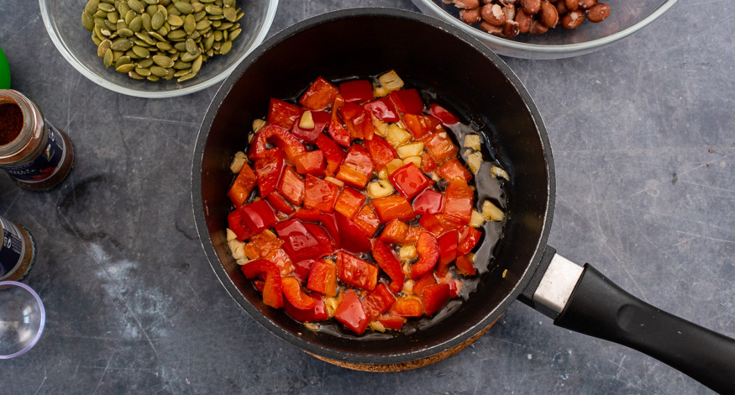 Fräs paprika och vitlök i olivolja i en kastrull i 5 minuter. 