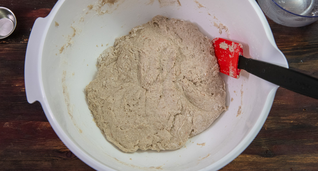 Blanda ihop till en kladdig men fast deg. Degen behöver ej knådas. 