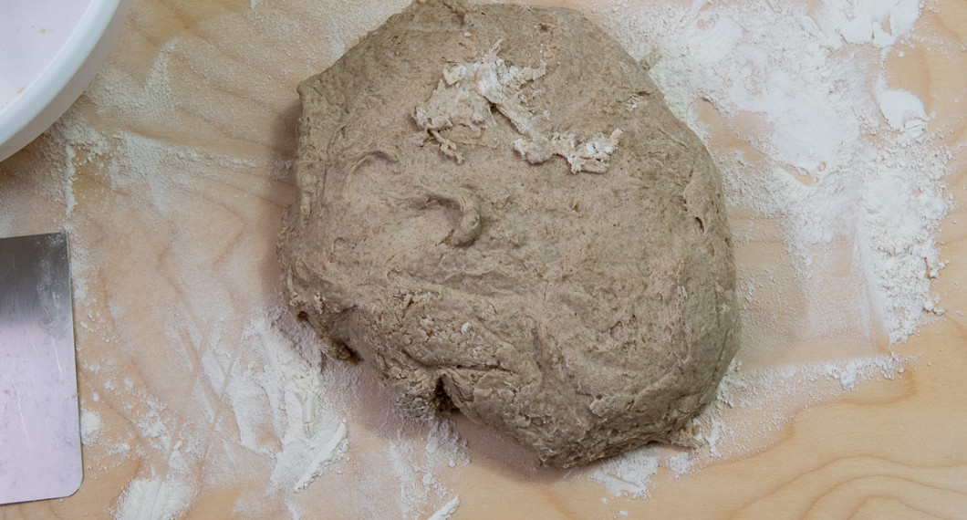 Ta upp på mjölat bakbord och vänd hastigt ihop till en stor bulle. 