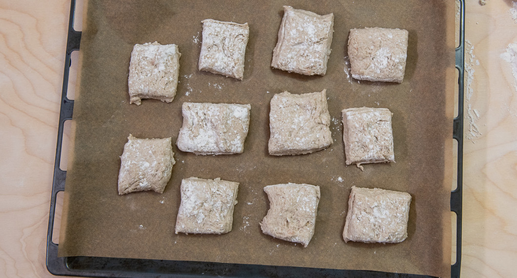 För över rutorna på två plåtar med bakplåtspapper och låt jäsa övertäckta i en timme. 