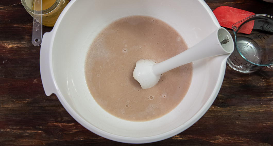 Tillsätt jästen samt mixa slätt med en stavmixer. 