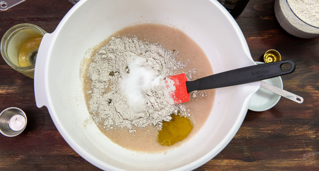 Tillsätt rågmjöl, olivolja, honung och salt. 