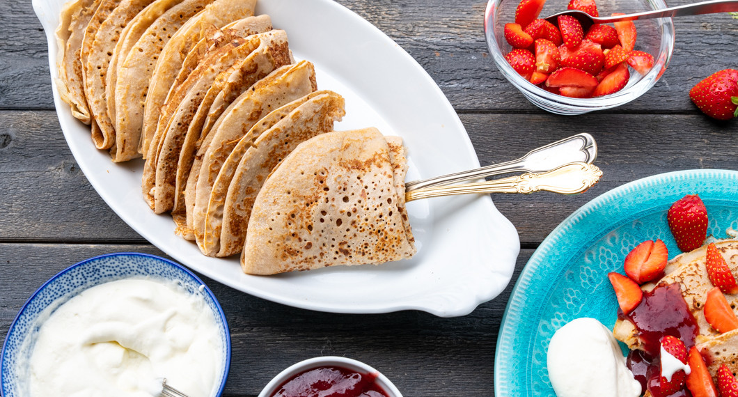 Glutenfria pannkakor med bovetemjöl i smeten på fat och tallrik