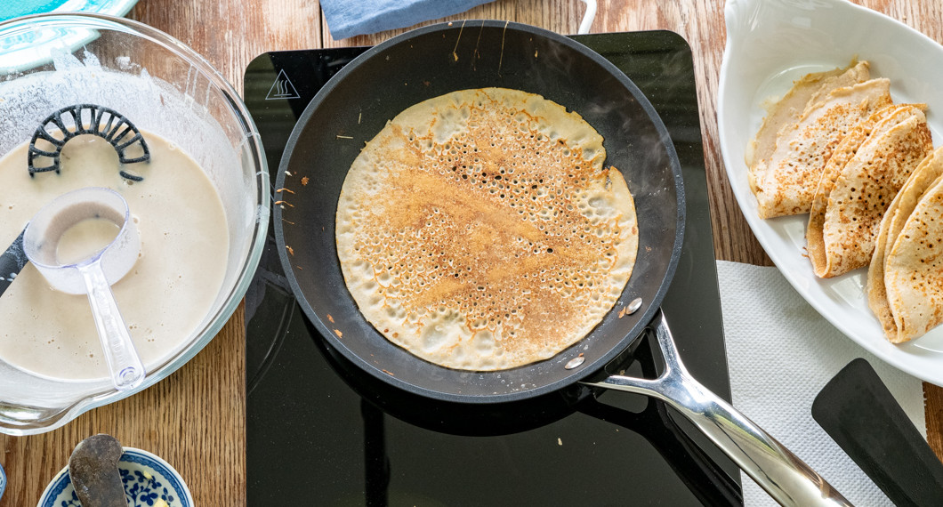 Bovetepannkakorna steks i non-stick panna