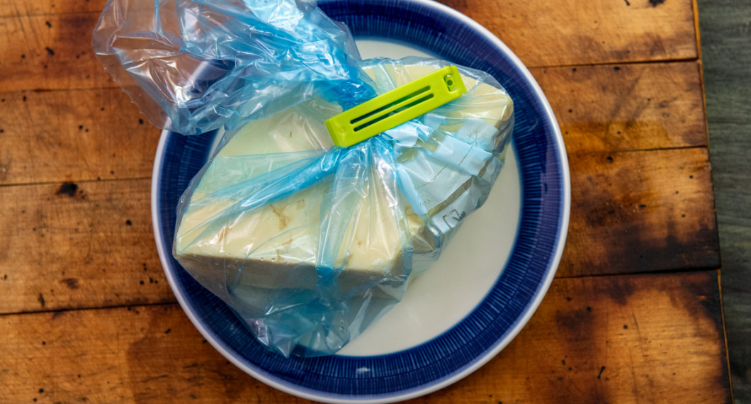 Låt osten stå i ca 3 dygn i kylen att få smak. 