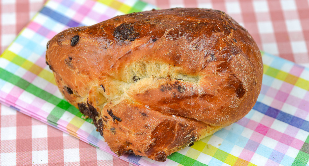 Chokladbrioche bakad som ett litet bröd eller fralla