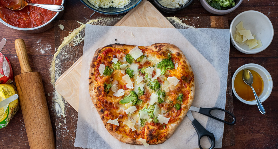 Efter broccolipizzan gräddats toppar du med några tsk brynt smör och hyvlad pecorino. 