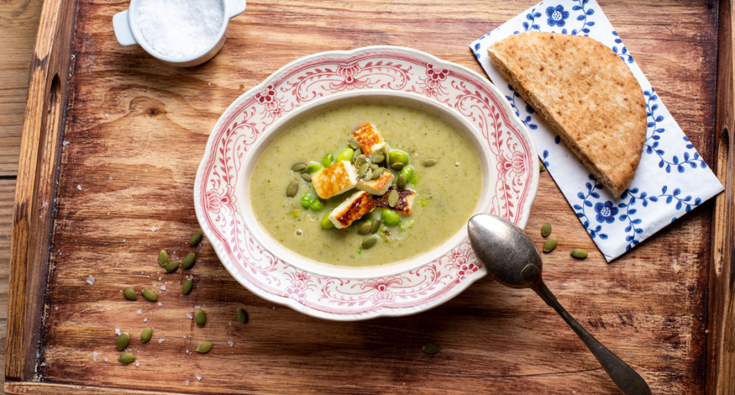 Broccolisoppa med fräst tärnad palak paneer ost på bricka. 