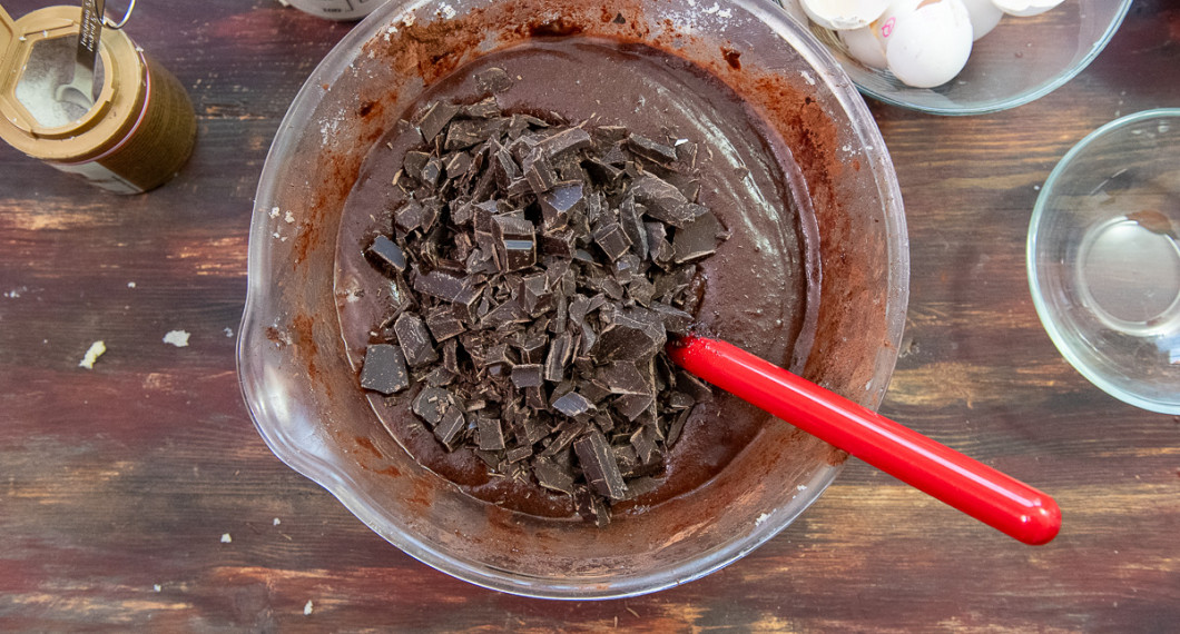 Tillsätt hackad choklad eller chokladknappar. 