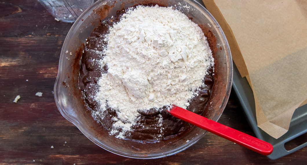 Tillsätt vetemjöl och vispa ihop till en smet på låg hastighet. 