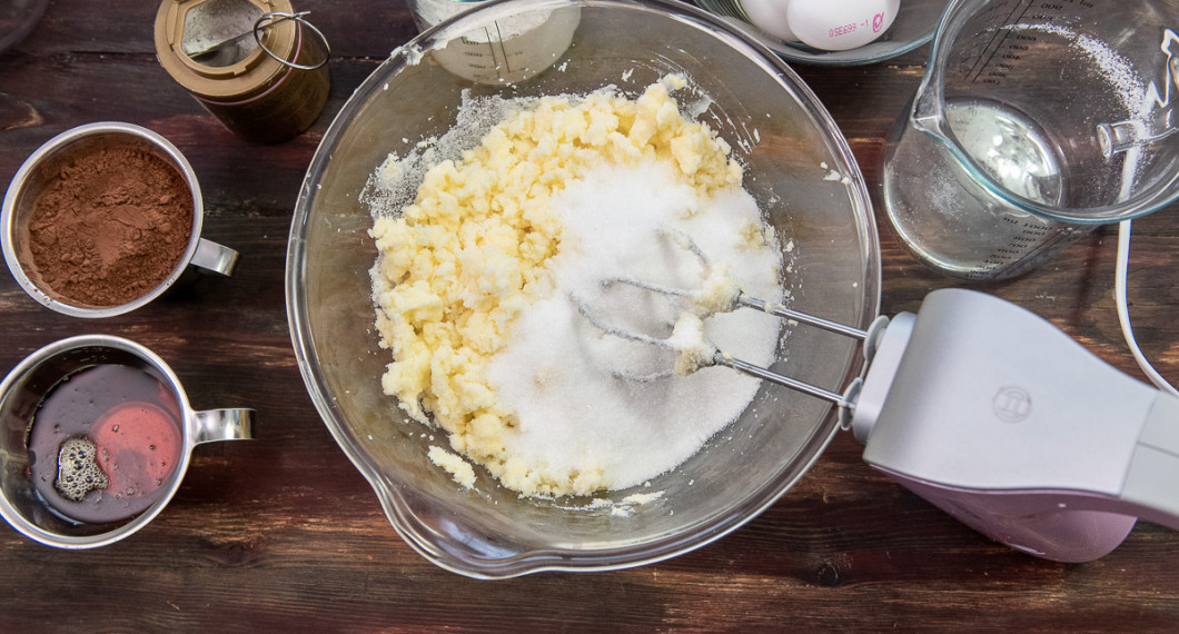 Vispa mjukt smör med socker och vaniljsocker på låg hastighet. 