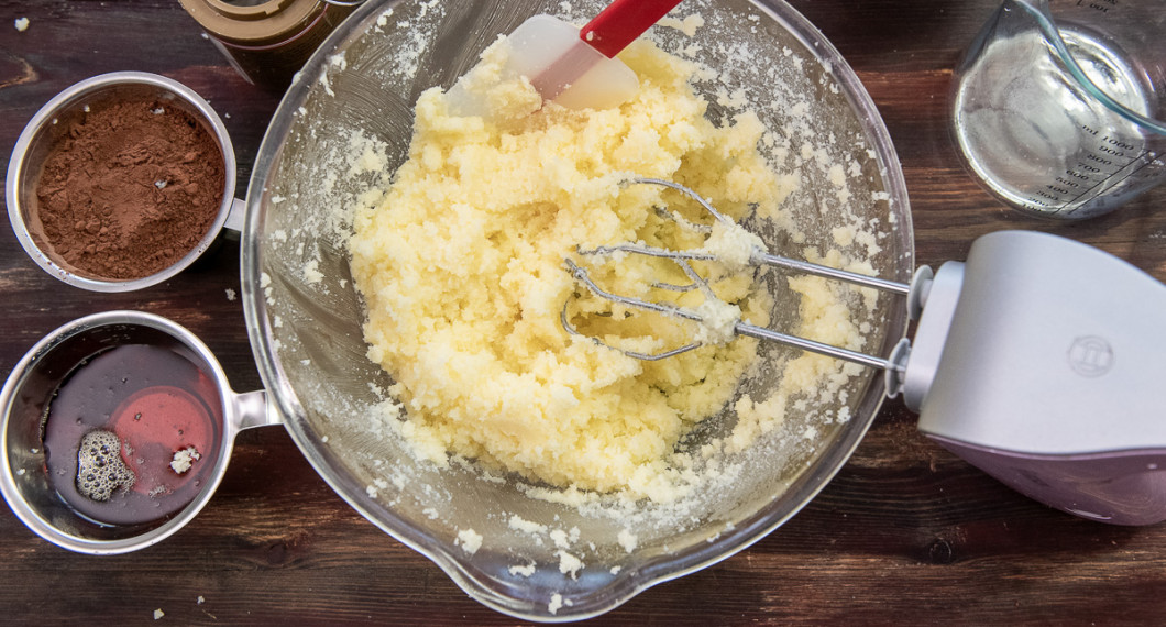 Smöret vispat fluffigt med sockret. 