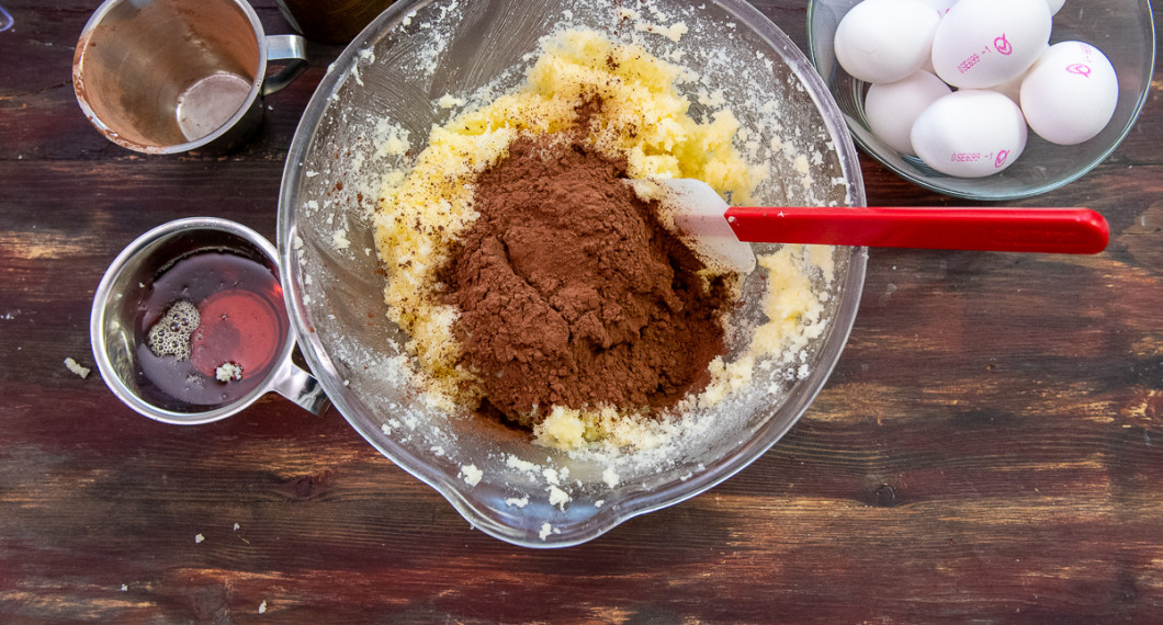 Tillsätt kakao samt vispa ihop. 