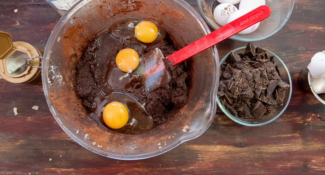 Tillsätt salt, sirap samt några ägg i taget och vispa ihop. 