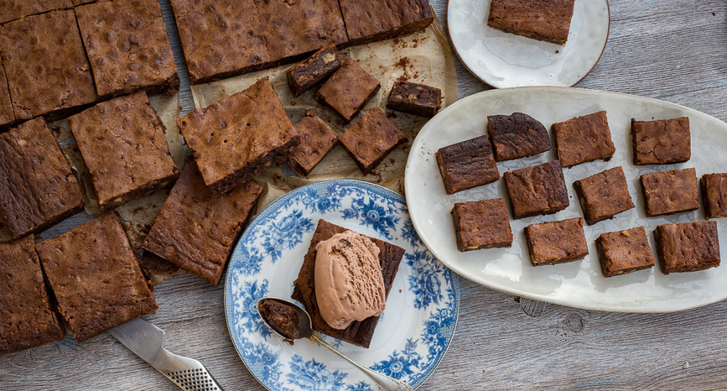 Brownisarna kan serveras i stora bitar till efterrätt, mellanbitar till fika eller mumsbitar till ex. buffé eller fest. 
