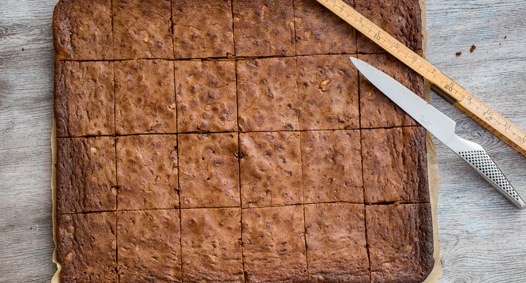 Mät upp så stora rutor du vill ha. Förslagsvis 4x6 till 24 rutor. De kan även skäras i mindre rutor. 