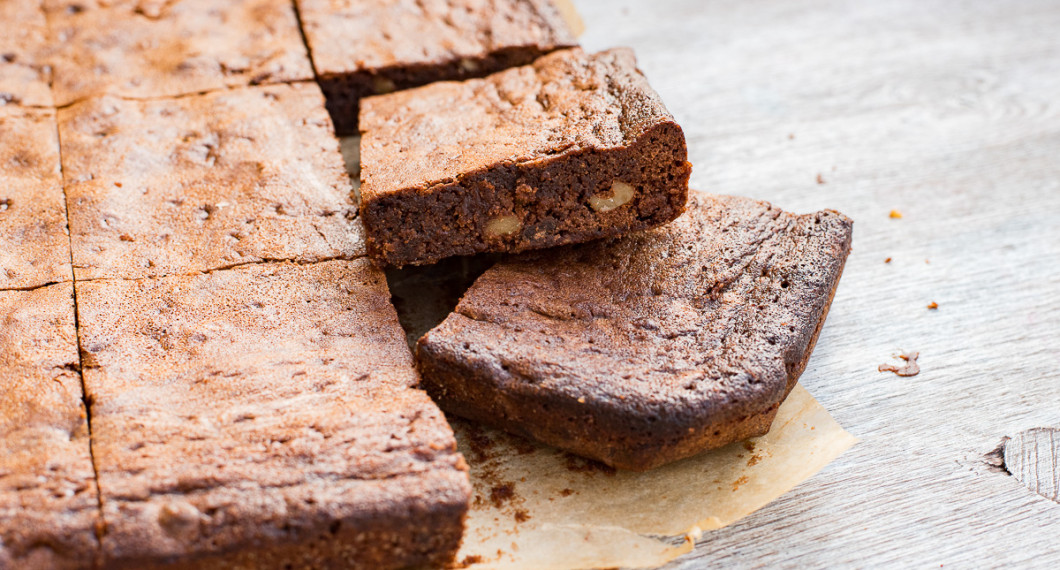 Browniesarna blir mjuka och lite sega inuti. 